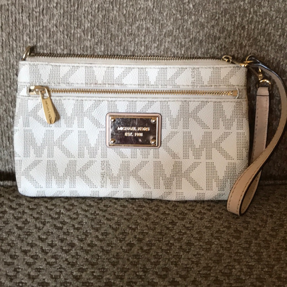 Pre- owned Micheals Kors Wristlet